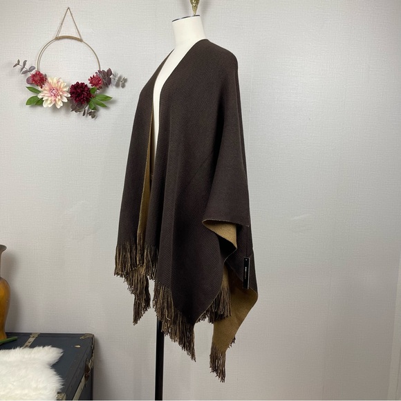 NWT BcbgMaxAzria Two Tone Cape Fringe Hem One Size - Picture 2 of 12